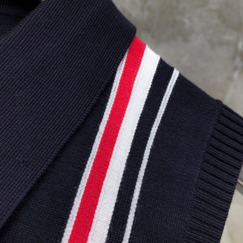 THOM BROWNE 汤姆布朗 TB🌺女款高版本肩织带翻领背心 \n码数：0-2 颜色：白、藏青\n（