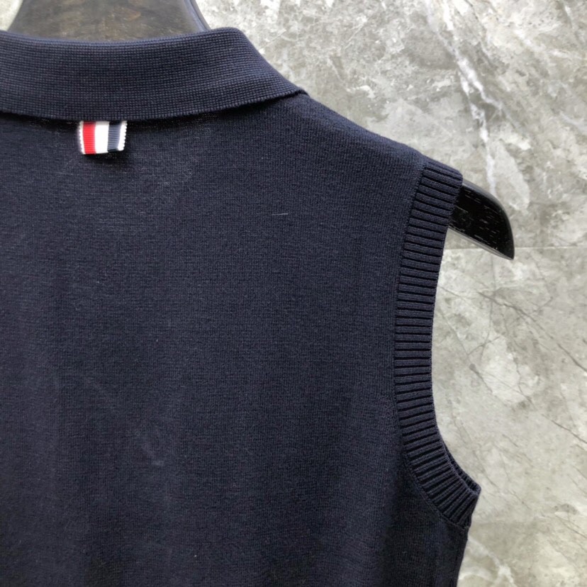 THOM BROWNE 汤姆布朗 TB🌺女款高版本肩织带翻领背心 \n码数：0-2 颜色：白、藏青\n（