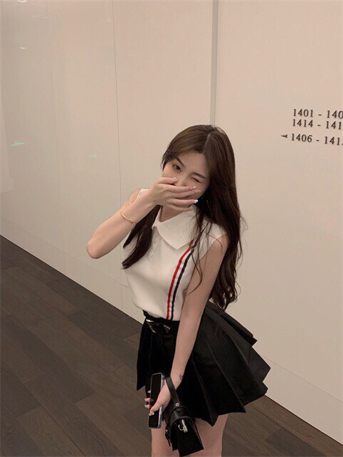 THOM BROWNE 汤姆布朗 TB🌺女款高版本肩织带翻领背心 \n码数：0-2 颜色：白、藏青\n（