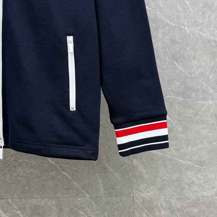 THOM BROWNE 汤姆布朗 TB新季领袖红白蓝螺纹棒球领夹克外套 \n码数：1-4 颜色：藏青 白