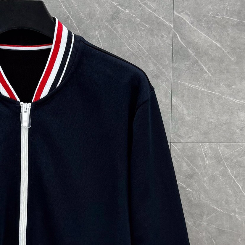 THOM BROWNE 汤姆布朗 TB新季领袖红白蓝螺纹棒球领夹克外套 \n码数：1-4 颜色：藏青 白