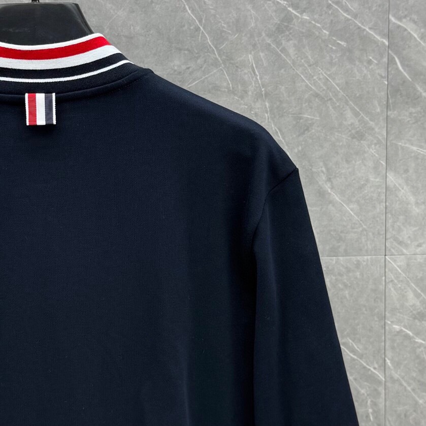 THOM BROWNE 汤姆布朗 TB新季领袖红白蓝螺纹棒球领夹克外套 \n码数：1-4 颜色：藏青 白