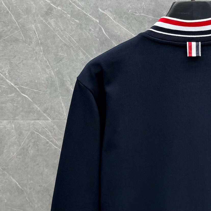 THOM BROWNE 汤姆布朗 TB新季领袖红白蓝螺纹棒球领夹克外套 \n码数：1-4 颜色：藏青 白