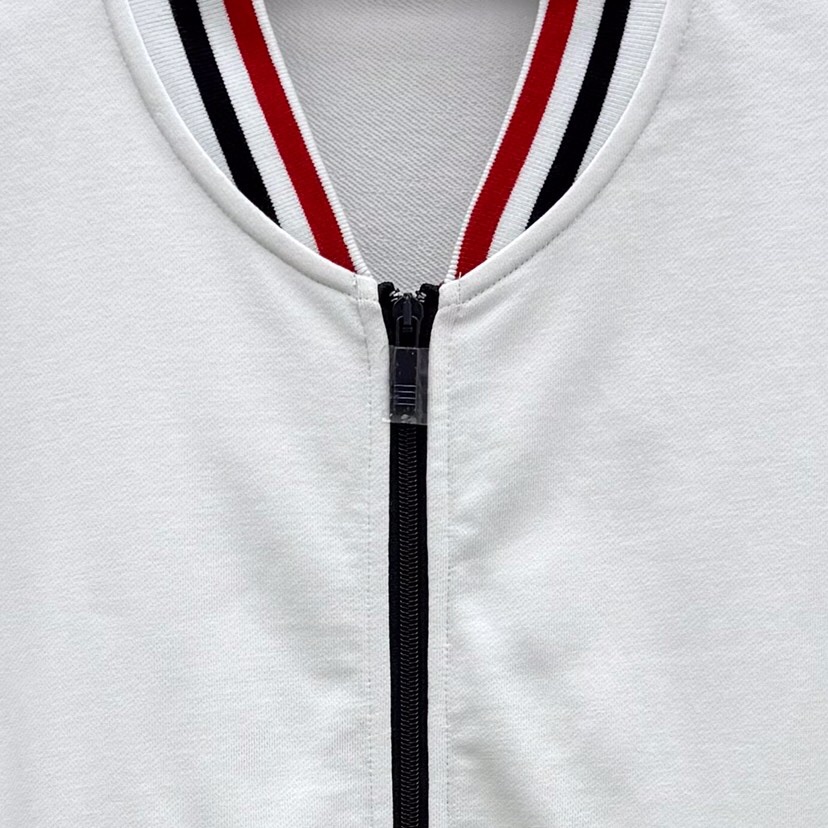 THOM BROWNE 汤姆布朗 TB新季领袖红白蓝螺纹棒球领夹克外套 \n码数：1-4 颜色：藏青 白