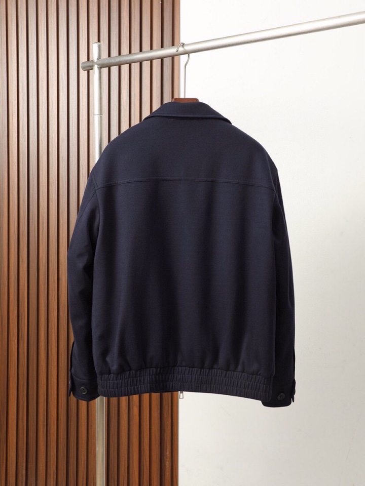 Loro Piana 诺悠翩雅lP🆕 羊毛立领夹克外套，简约而利落的立领设计便足以吸引你的目光。不仅为整