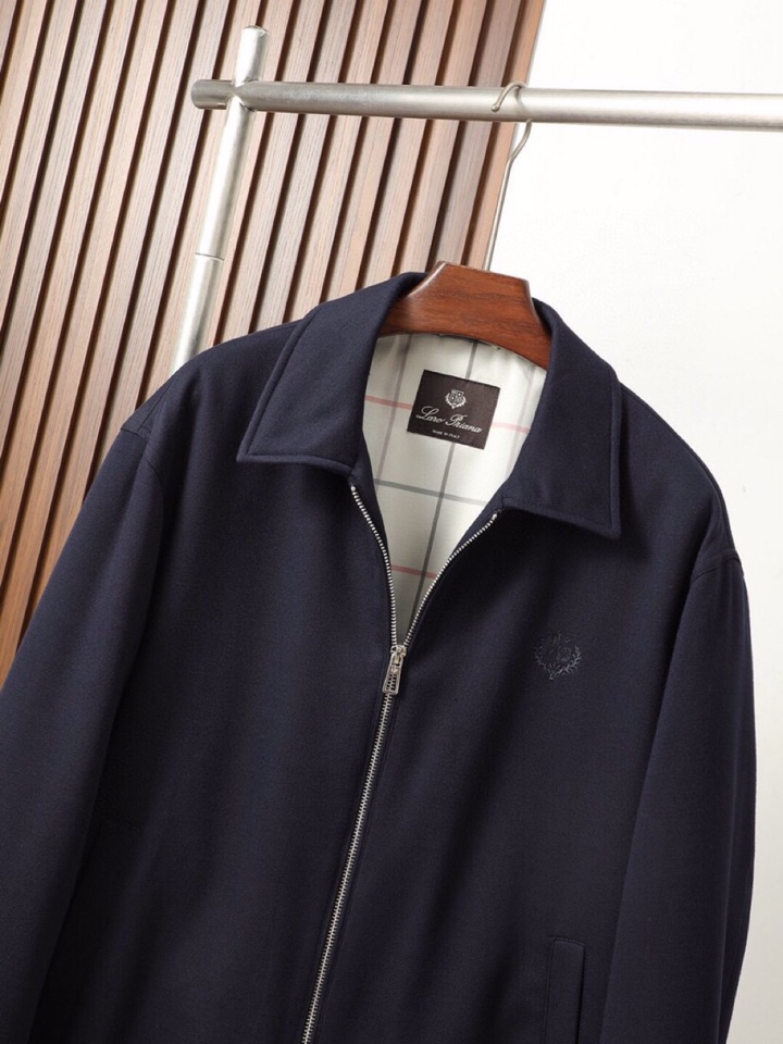 Loro Piana 诺悠翩雅lP🆕 羊毛立领夹克外套，简约而利落的立领设计便足以吸引你的目光。不仅为整