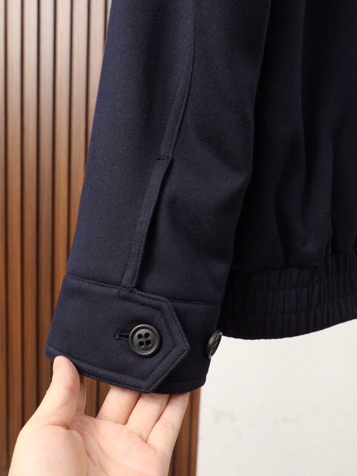 Loro Piana 诺悠翩雅lP🆕 羊毛立领夹克外套，简约而利落的立领设计便足以吸引你的目光。不仅为整