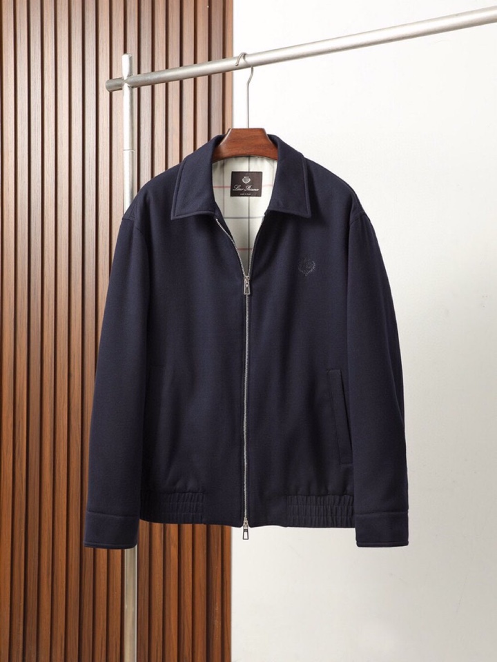 Loro Piana 诺悠翩雅lP🆕 羊毛立领夹克外套，简约而利落的立领设计便足以吸引你的目光。不仅为整