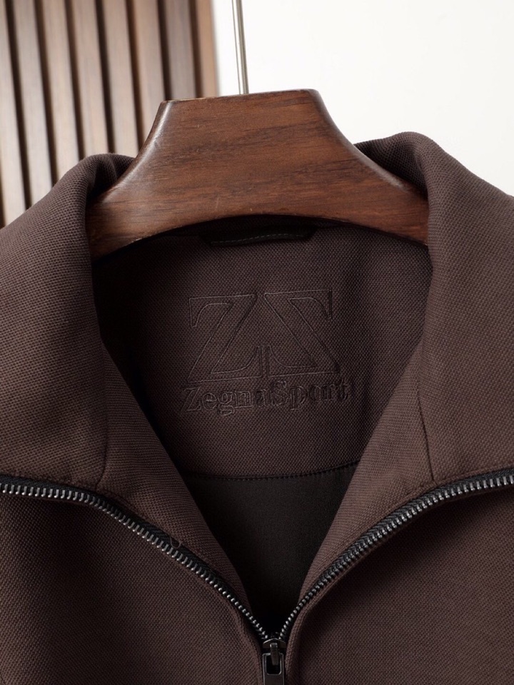 Ermenegildo Zegna 杰尼亚2025fw男装秋冬新品立领夹克外套立领设计，在保持时尚感的同