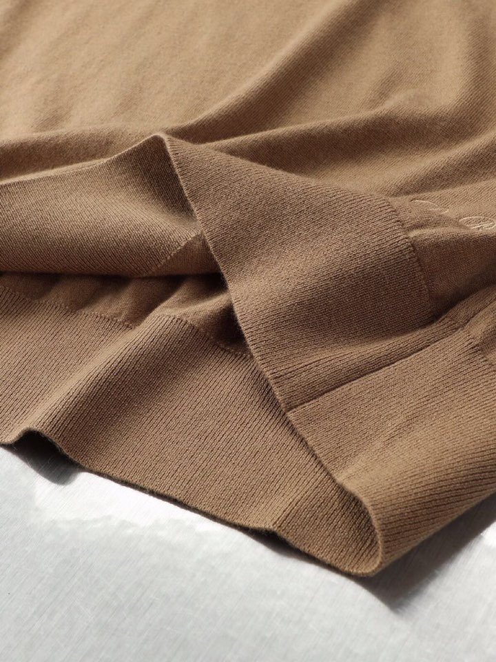 Loro Piana 诺悠翩雅lP🆕 秋冬新品羊毛针织翻领毛衣针织衫系列\n超级简约大方的版型设计，下摆