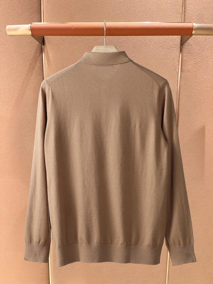 Loro Piana 诺悠翩雅lP🆕 秋冬新品羊毛针织翻领毛衣针织衫系列\n超级简约大方的版型设计，下摆
