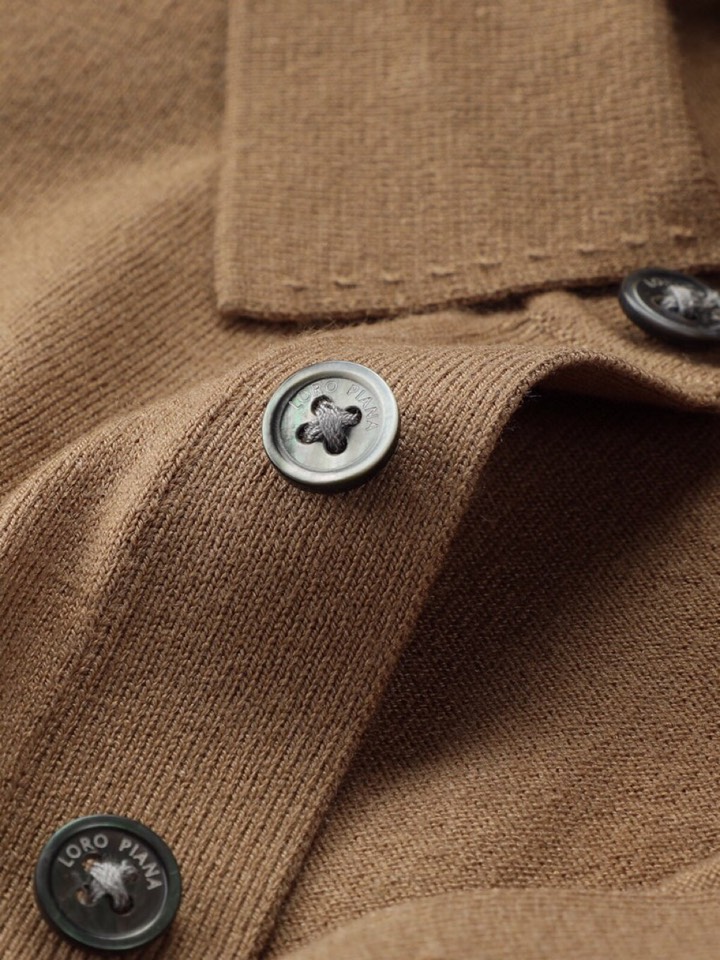Loro Piana 诺悠翩雅lP🆕 秋冬新品羊毛针织翻领毛衣针织衫系列\n超级简约大方的版型设计，下摆