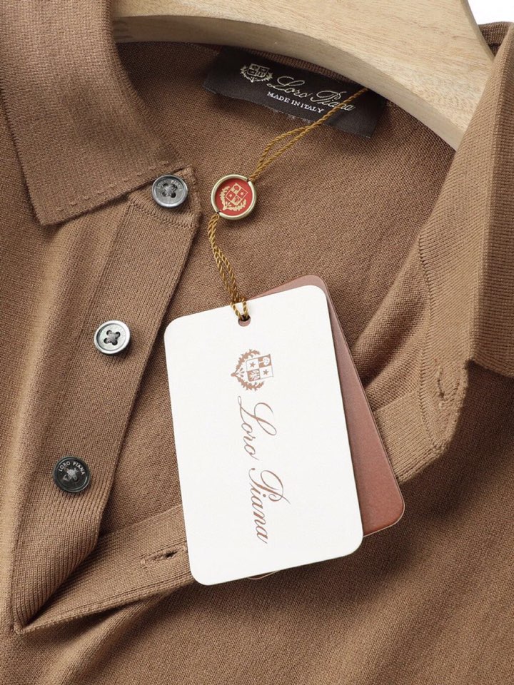Loro Piana 诺悠翩雅lP🆕 秋冬新品羊毛针织翻领毛衣针织衫系列\n超级简约大方的版型设计，下摆