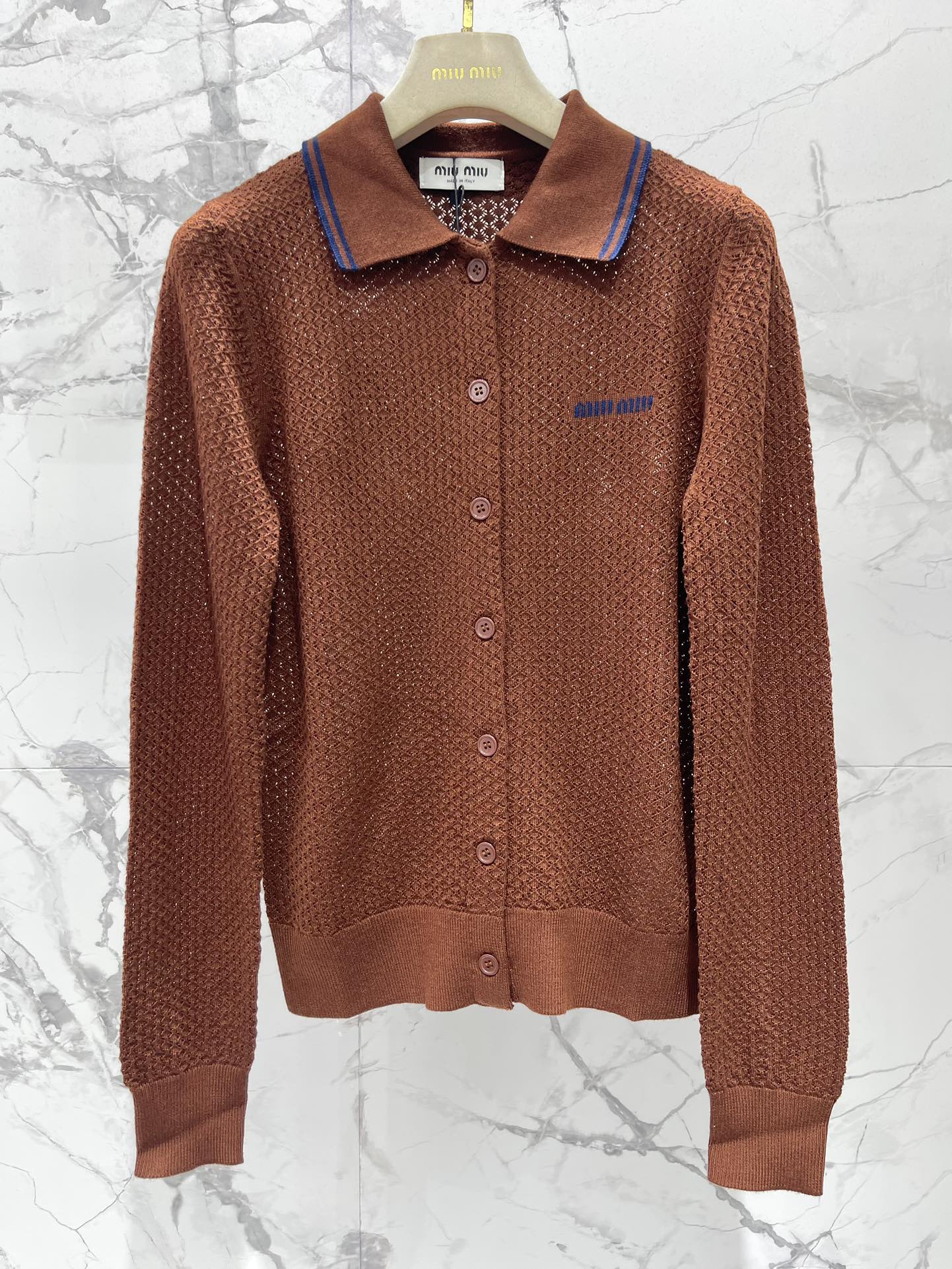 𝗠𝗜𝗨𝗠𝗜𝗨*缪缪新款复古刺绣镂空修身翻领长袖针织开衫复古又精致的刺绣镂空设计深深吸引住了😍细腻得不像话