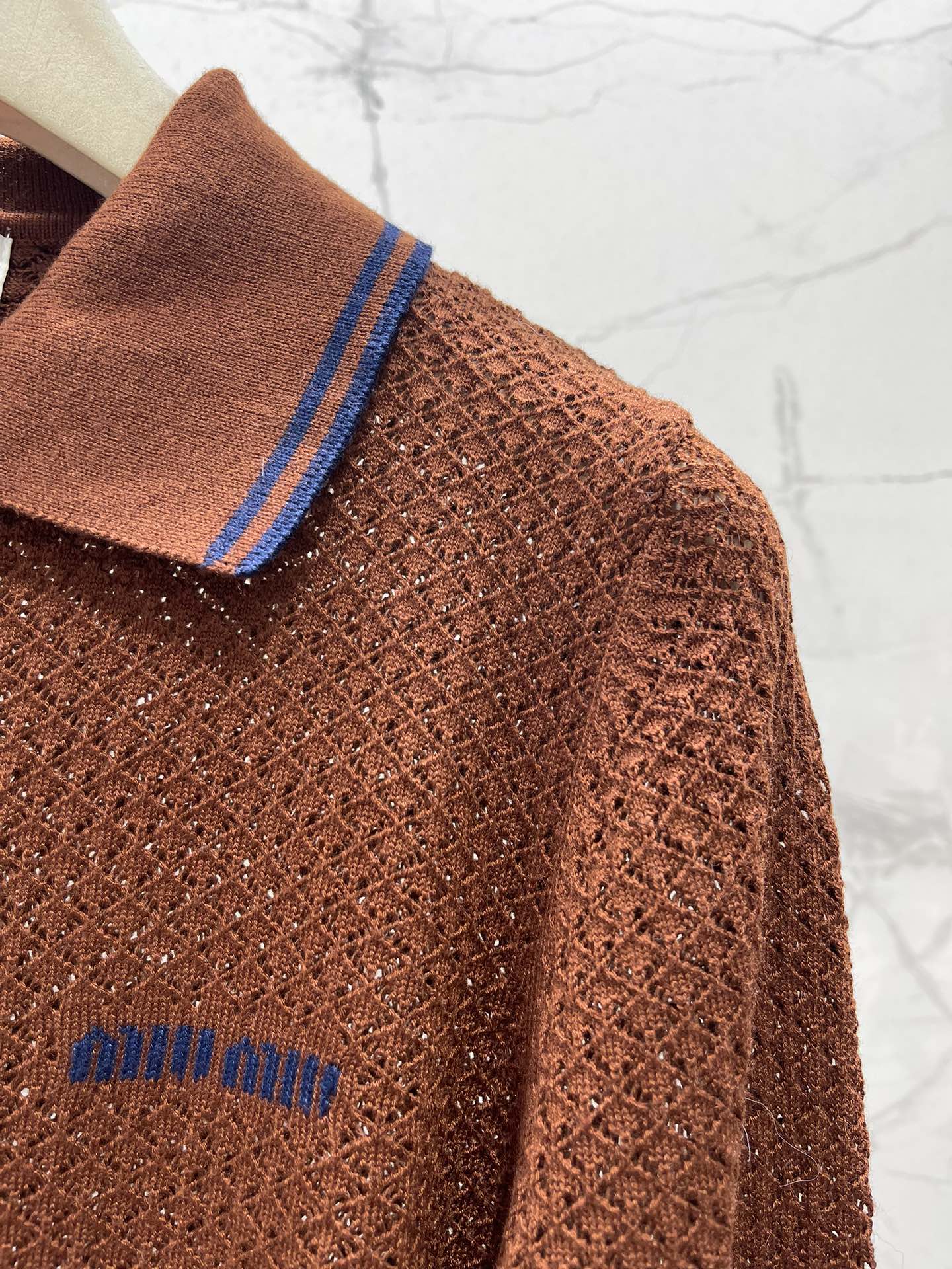 𝗠𝗜𝗨𝗠𝗜𝗨*缪缪新款复古刺绣镂空修身翻领长袖针织开衫复古又精致的刺绣镂空设计深深吸引住了😍细腻得不像话