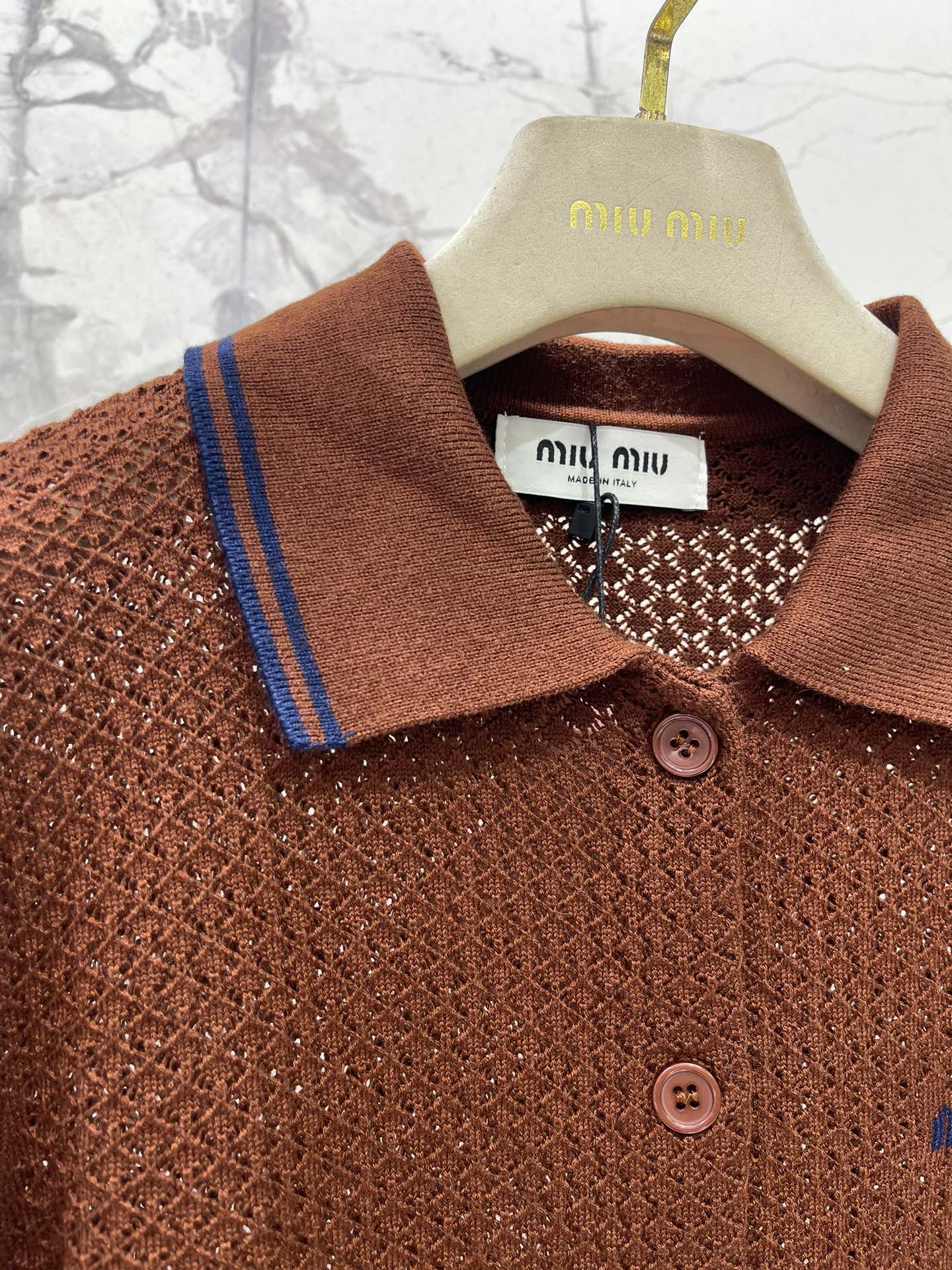 𝗠𝗜𝗨𝗠𝗜𝗨*缪缪新款复古刺绣镂空修身翻领长袖针织开衫复古又精致的刺绣镂空设计深深吸引住了😍细腻得不像话