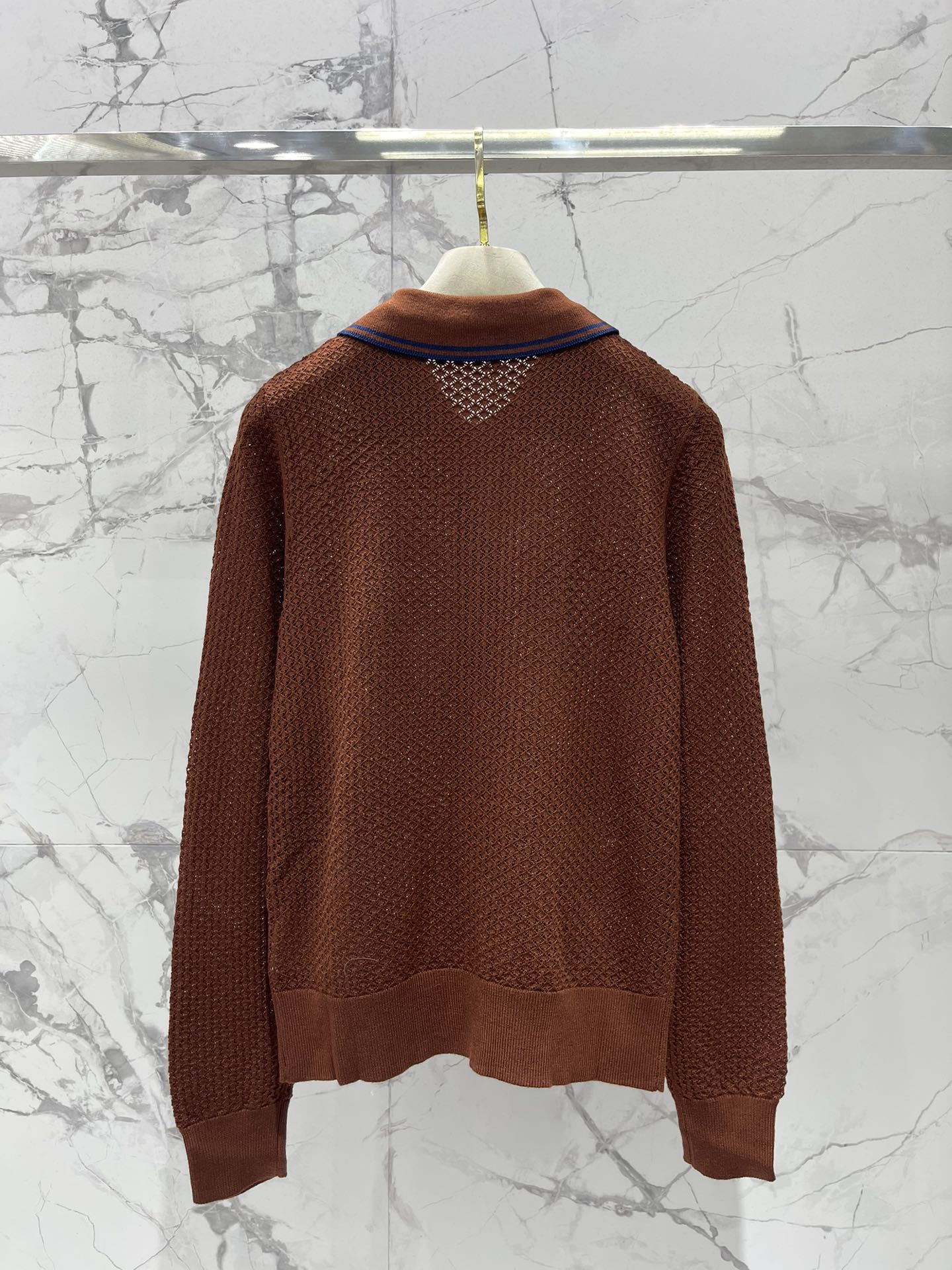 𝗠𝗜𝗨𝗠𝗜𝗨*缪缪新款复古刺绣镂空修身翻领长袖针织开衫复古又精致的刺绣镂空设计深深吸引住了😍细腻得不像话