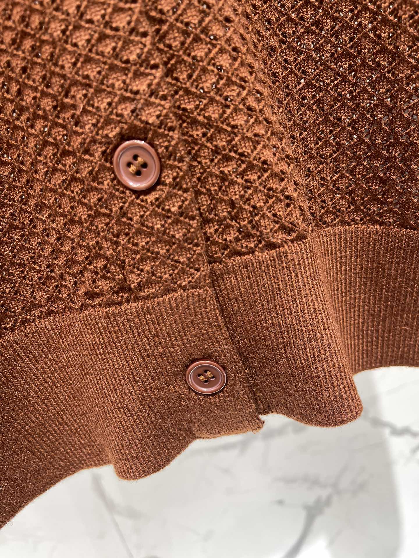 𝗠𝗜𝗨𝗠𝗜𝗨*缪缪新款复古刺绣镂空修身翻领长袖针织开衫复古又精致的刺绣镂空设计深深吸引住了😍细腻得不像话