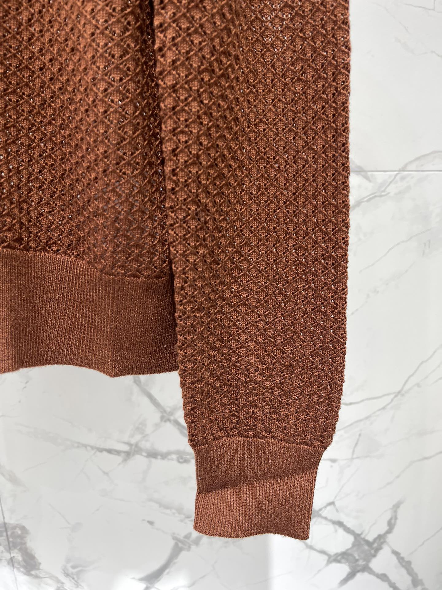 𝗠𝗜𝗨𝗠𝗜𝗨*缪缪新款复古刺绣镂空修身翻领长袖针织开衫复古又精致的刺绣镂空设计深深吸引住了😍细腻得不像话