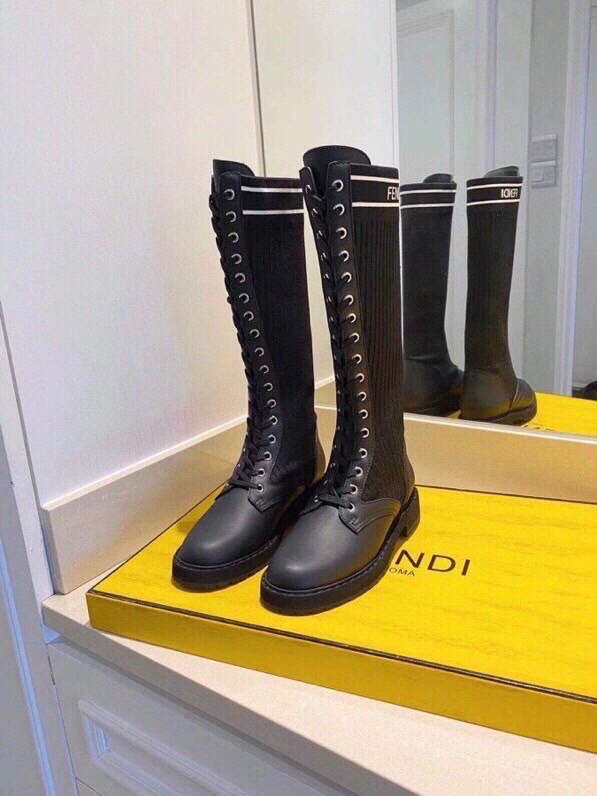 NO:545995,Long-term stock, Factory [FEND*]: Fendi early autumn sock boots & long boots/series are grandly launched ___________________________________________ NEW [FEND*] Fendi.Rockoko Sock Boots, Continuous Classic This year is a year for the little monster's family to be reborn. The new design language is really deeply rooted in people's hearts. The classic Martin boot style, paired with FF embroidered sock design, makes this boot more fashionable and versatile!   There are five styles of boots in this series, two short boots, and three mid-tube boots. Whether it is product development, material selection, and workmanship are top-notch!  This boot must be the best version on the entire network!  None of them!  The upper is made of matte cowhide imported from Italy (same as the original version). The material of the sock tube has been developed for two months, striving to be the best!  The sole is made of high-density wear-resistant velvet material (the texture and weight are the same as the original version) and the footwork is very good!  We all replicate the feelings that the original version wants to express!  The overall line feel of the boots is softer and smoother. It makes you look slimmer and taller when you put on your feet. It can be easily controlled whether it is paired with tight jeans or hot pants and short skirts. It is super versatile!  Top version!  【New model】 ……………………………………………………………………………………………………………………………………………………………………………………………………………………………………………………………………………………………………………………………………………………………………………………………………………………………………………………………………………………………………………………………………………………………………………………………………………………………………………………………………………………………………………………………………………………………………………………………………………………………………………………………………………………………………………………………………………………………………………………………………………………………………………………………………………………………………………………………………………………………………………………………………………………………………………………………………………………………………………………………………………………………………………………………………19860909长期有货,,工厂【FEND*】:芬di早秋款袜子短靴&长靴/系列隆重上新啦 ______________________________ NEW【FEND*】芬di.Rockoko 袜子靴 ,持续经典今年是小怪兽家脱胎换骨的一年,全新设计语言着实深入人心,经典马丁靴版型,搭配FF绣花袜子设计、让这款靴子更加时尚百搭！  这一系列的靴子一共有五款.两款短靴.三款中筒靴. 无论从产品的开发,选料,做工都是顶级的！这款靴子一定是全网最好的版本！没有之一！ 鞋面采用的是意大利进口哑光牛皮（跟原版一样） 袜筒的材质的开发长达两个月,力求最好！鞋底采用的是高密度的耐磨绒材质（质感和重量都和原版一致） 上脚效果非常好！原版所想表达的感觉我们都完美复刻！ 靴子整体看起来的线条感也更加柔和流畅 上脚特别的显瘦显高 且不管是搭配紧身牛仔裤还是热裤短裙都能轻松驾驭.超级百搭！顶级版本！【新款】 …………………………………………………… 材料 鞋身材质原版订制牛皮1:1弹力靴筒 内里与垫脚羊皮垫脚 原版1:1定制logo 进口防滑橡胶大底（与原版版型一致） 专柜原版包装 ….……………………………………………… Clour: 黑色靴/字母款 Size35-40#（40.41.42不退换标准码） Height3cm Price,靴子,fendi,boots,skirts,jeans,cowhide,sheepskin,socks,Women's Shoes