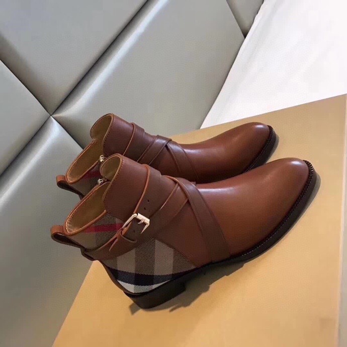 NO:546006,New style - BURBER*Y counter is designed by a famous teacher. It is matched with the unique plaid style of Bajia. The upper is top-quality cowhide + sheepskin lining and sheepskin footbed. It is definitely a fashion-leading fashion element this year. It continues the classic style design. It looks good no matter how you match it. It adheres to its usual cool style~ It makes you look stylish no matter how you wear it!  The handsome and versatile model is also very delicate. What reason do you have to buy a pair quickly?  Agents quickly change the picture!  Turning pictures will explode!  !  !  !  Code count 34-42. Customized non-return and exchange 34.35.40.41.42, boots, burberry, burberry, boots, cowhide, sheepskin19860909新款-- BURBER*Y专柜主打款、出自名师设计. 搭配巴家独有的格子风格 鞋面采用顶级牛皮+羊皮内里 羊皮垫脚, 绝对是今年引领时尚的流行元素 同时延续了经典款式的设计, 无论怎么搭都好看 秉承了其一贯酷酷的风格～让你怎么穿都有型！上脚帅气百搭款哦还非常秀气你还有什么理由不赶快购置一双！代理们速速转图！转图必爆！！！！码数34-42.定做不退换34.35.40.41.42,靴子,burberry,burberry,boots,cowhide,sheepskin,Women's Shoes