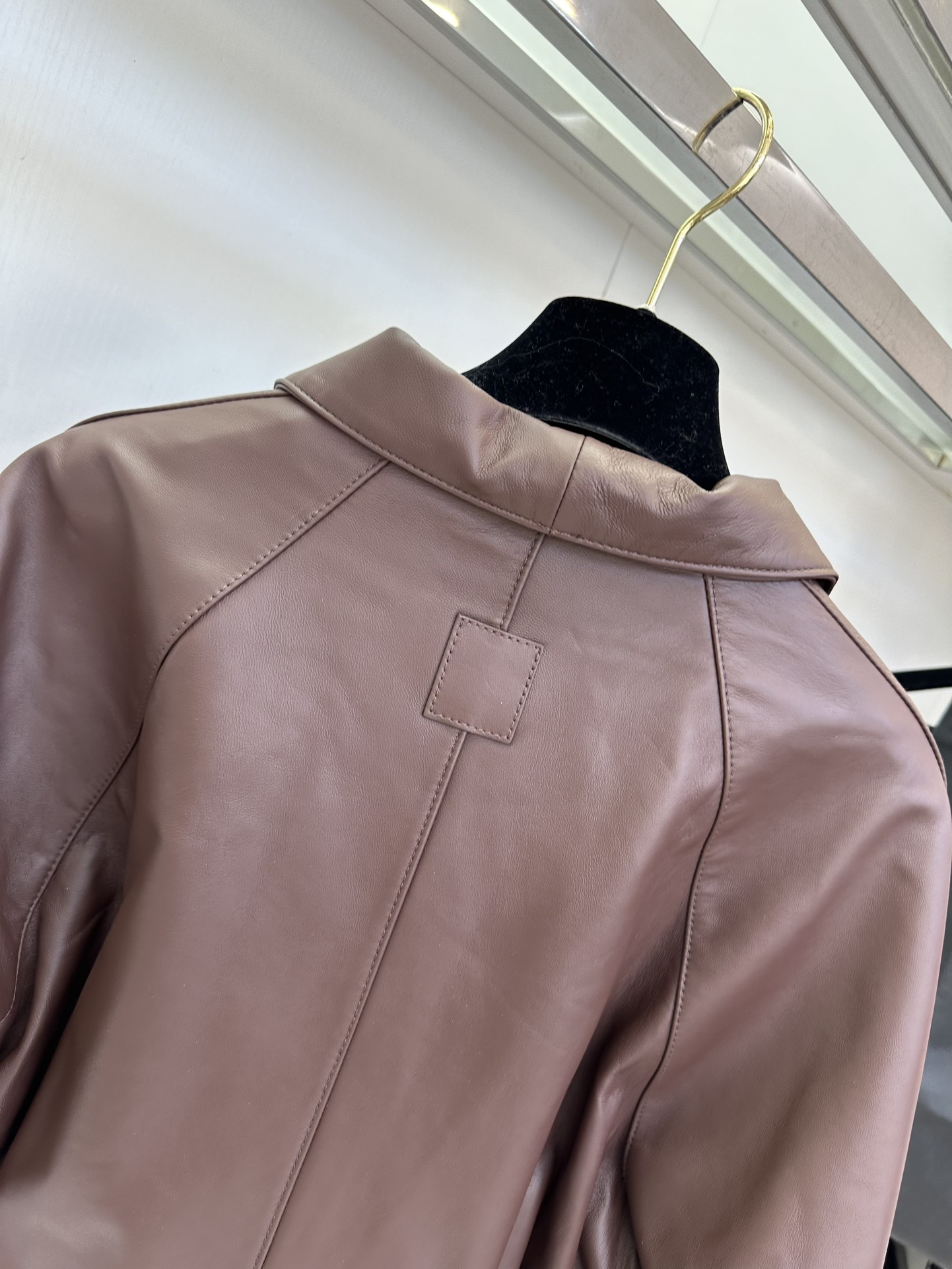 25 F 好期待秋冬呀，想要把这款皮衣狠狠焊在身上，又酷又飒的机车款皮衣 谁能不爱？ 采用意大利进口胎羊