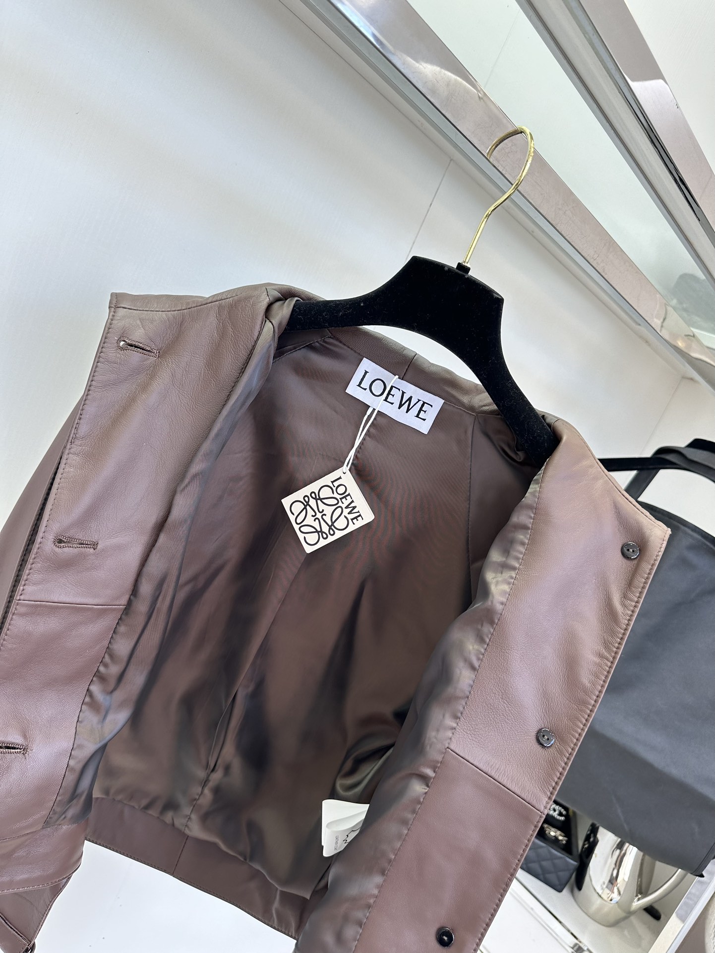 25 F 好期待秋冬呀，想要把这款皮衣狠狠焊在身上，又酷又飒的机车款皮衣 谁能不爱？ 采用意大利进口胎羊