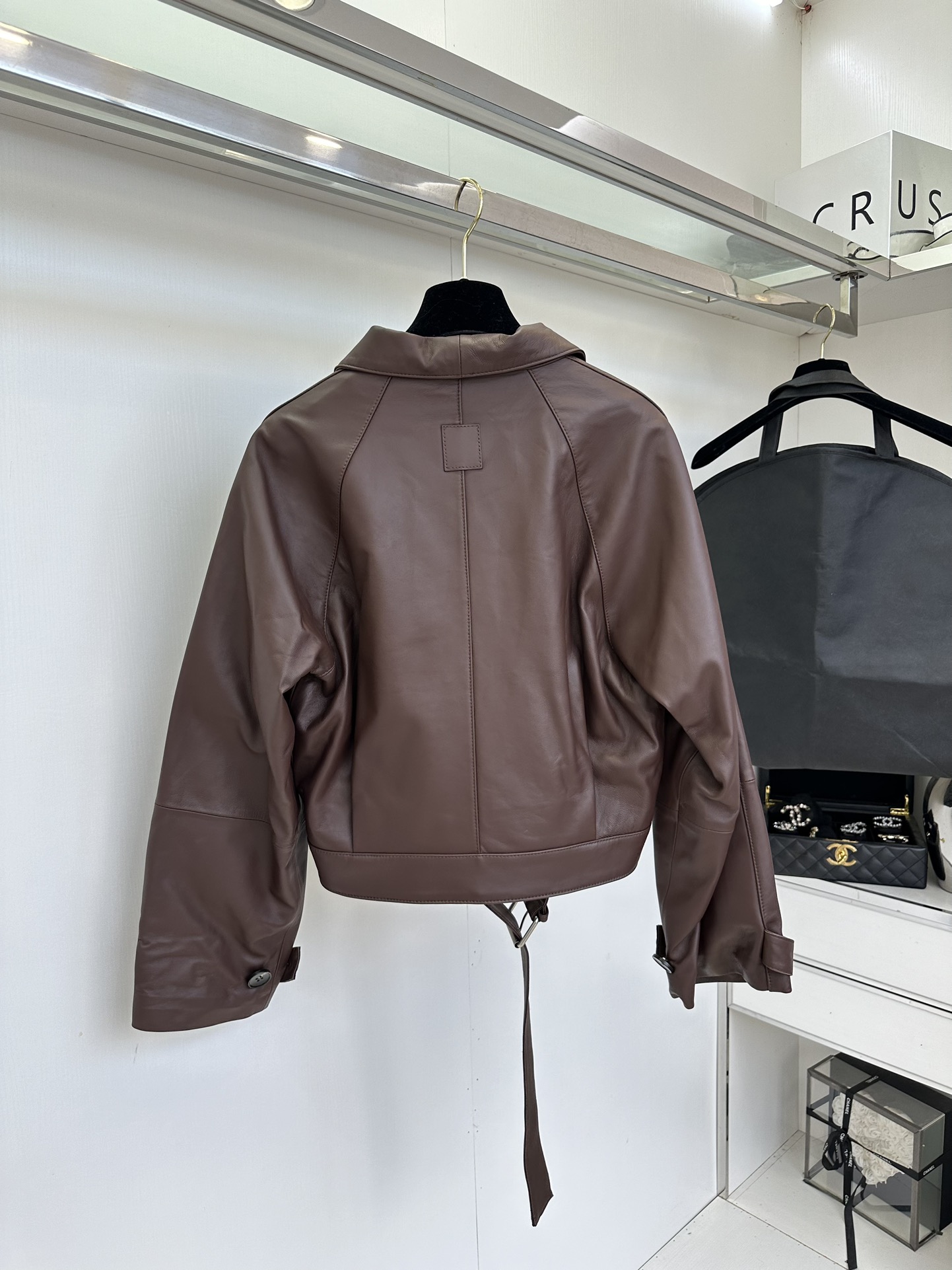 25 F 好期待秋冬呀，想要把这款皮衣狠狠焊在身上，又酷又飒的机车款皮衣 谁能不爱？ 采用意大利进口胎羊