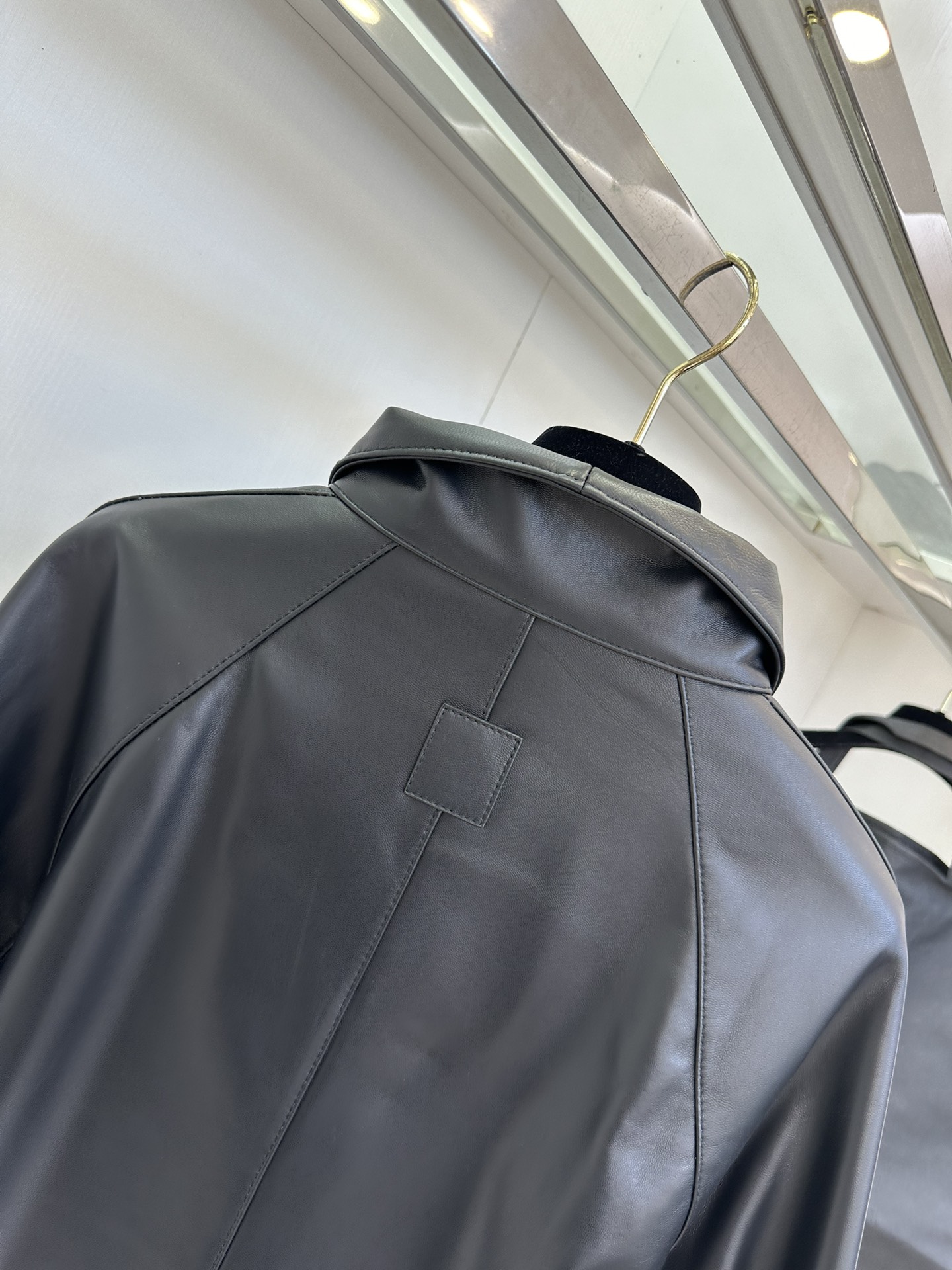 25 F 好期待秋冬呀，想要把这款皮衣狠狠焊在身上，又酷又飒的机车款皮衣 谁能不爱？ 采用意大利进口胎羊