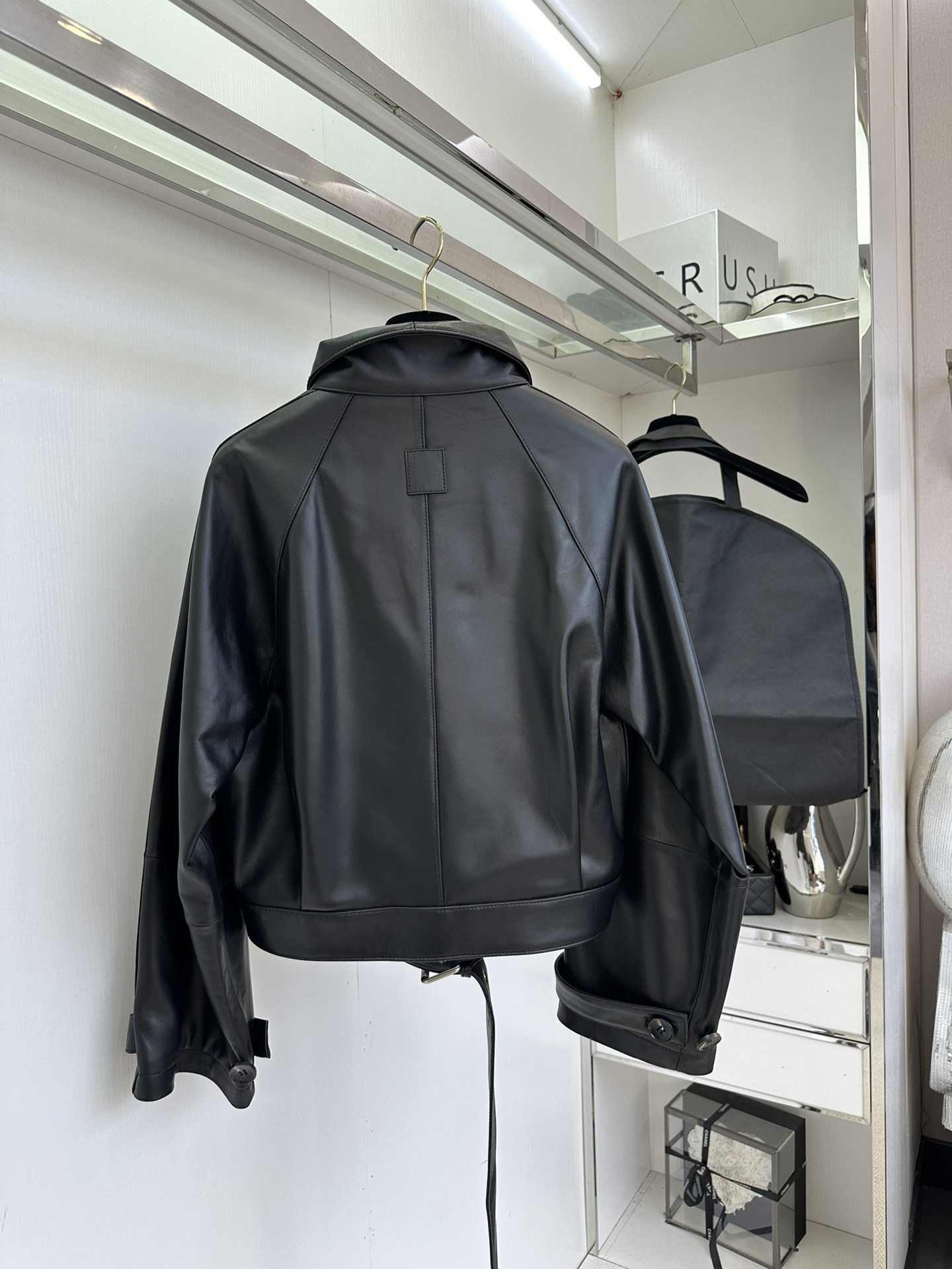 25 F 好期待秋冬呀，想要把这款皮衣狠狠焊在身上，又酷又飒的机车款皮衣 谁能不爱？ 采用意大利进口胎羊