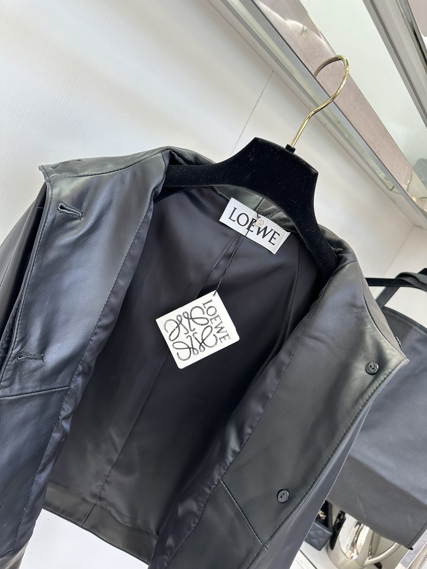 25 F 好期待秋冬呀，想要把这款皮衣狠狠焊在身上，又酷又飒的机车款皮衣 谁能不爱？ 采用意大利进口胎羊