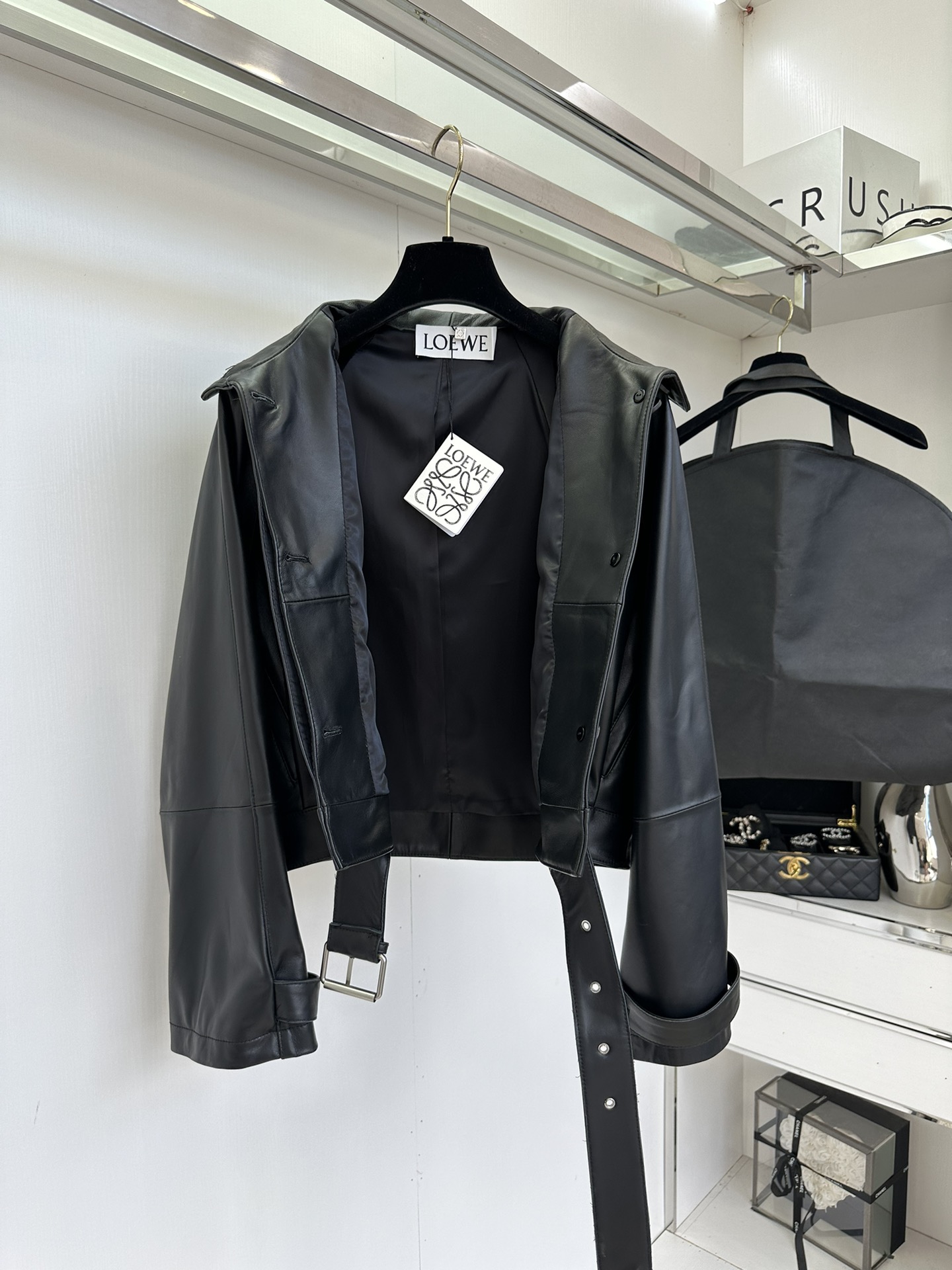 25 F 好期待秋冬呀，想要把这款皮衣狠狠焊在身上，又酷又飒的机车款皮衣 谁能不爱？ 采用意大利进口胎羊