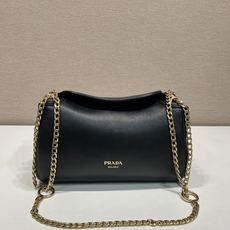 🎉新品🎉1BD395🎉🎉这款Tumulte包袋暗示着一种动感而精致的姿态,一种真实的、nappa皮革设计 🎉新品🎉1BD395🎉🎉这款Tumulte包袋暗示着一种动感而精致的姿态,一种真实的、nappa皮革设计