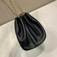 🎉新品🎉1BD395🎉🎉这款Tumulte包袋暗示着一种动感而精致的姿态,一种真实的、nappa皮革设计 🎉新品🎉1BD395🎉🎉这款Tumulte包袋暗示着一种动感而精致的姿态,一种真实的、nappa皮革设计