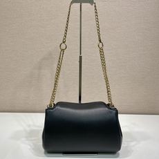 🎉新品🎉1BD395🎉🎉这款Tumulte包袋暗示着一种动感而精致的姿态,一种真实的、nappa皮革设计 🎉新品🎉1BD395🎉🎉这款Tumulte包袋暗示着一种动感而精致的姿态,一种真实的、nappa皮革设计