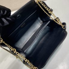 🎉新品🎉1BD395🎉🎉这款Tumulte包袋暗示着一种动感而精致的姿态,一种真实的、nappa皮革设计 🎉新品🎉1BD395🎉🎉这款Tumulte包袋暗示着一种动感而精致的姿态,一种真实的、nappa皮革设计