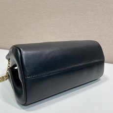 🎉新品🎉1BD395🎉🎉这款Tumulte包袋暗示着一种动感而精致的姿态,一种真实的、nappa皮革设计 🎉新品🎉1BD395🎉🎉这款Tumulte包袋暗示着一种动感而精致的姿态,一种真实的、nappa皮革设计