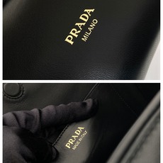 🎉新品🎉1BD395🎉🎉这款Tumulte包袋暗示着一种动感而精致的姿态,一种真实的、nappa皮革设计 🎉新品🎉1BD395🎉🎉这款Tumulte包袋暗示着一种动感而精致的姿态,一种真实的、nappa皮革设计