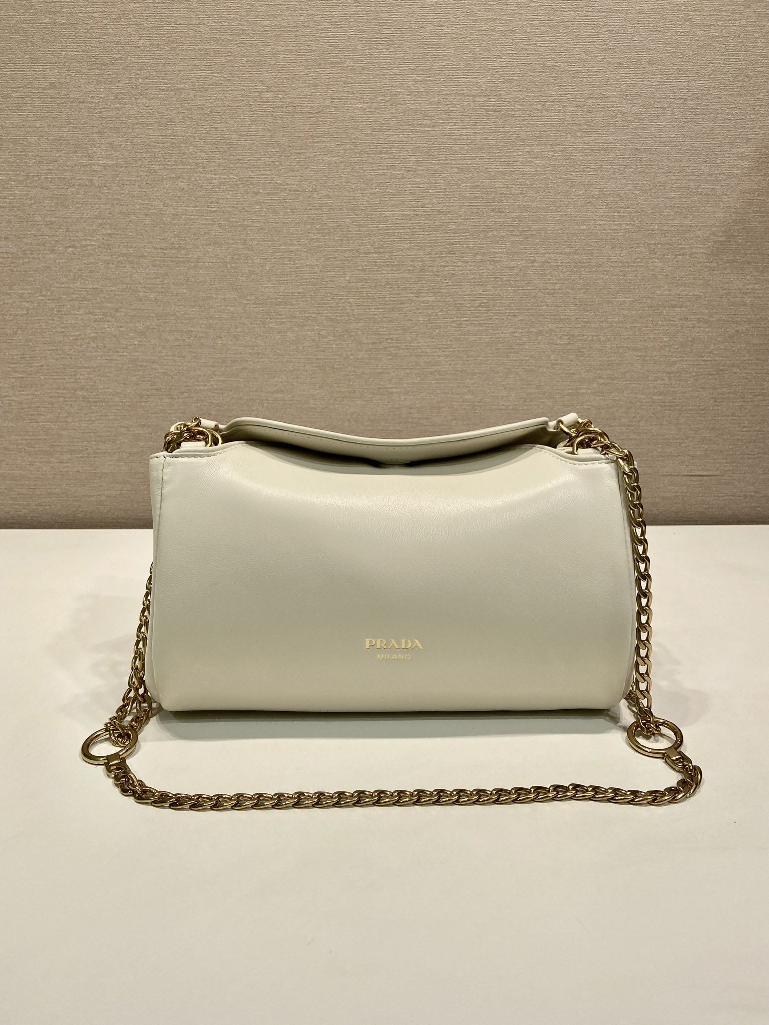 🎉新品🎉1BD395🎉🎉这款Tumulte包袋暗示着一种动感而精致的姿态，一种真实的、nappa皮革设计