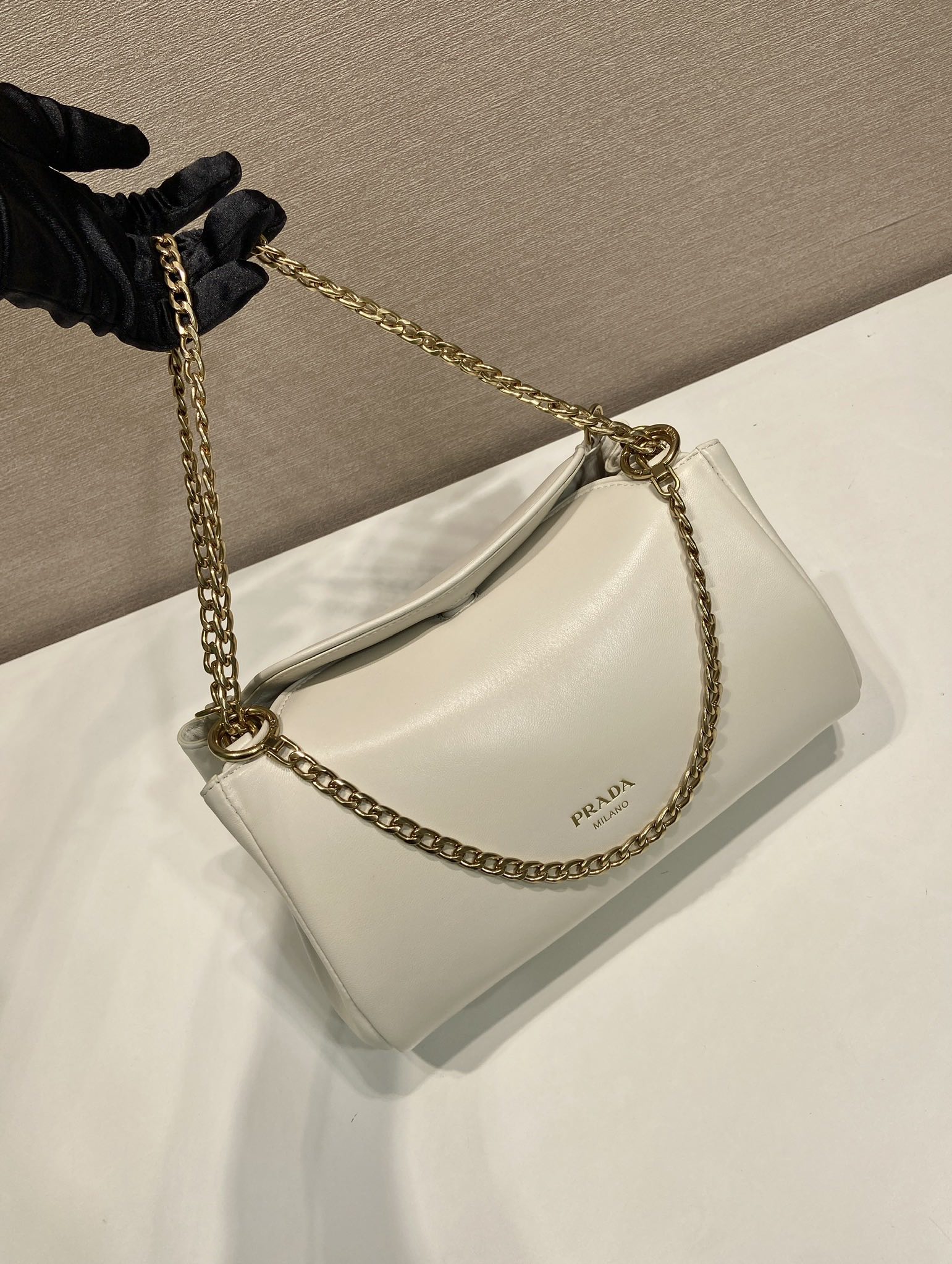 🎉新品🎉1BD395🎉🎉这款Tumulte包袋暗示着一种动感而精致的姿态，一种真实的、nappa皮革设计