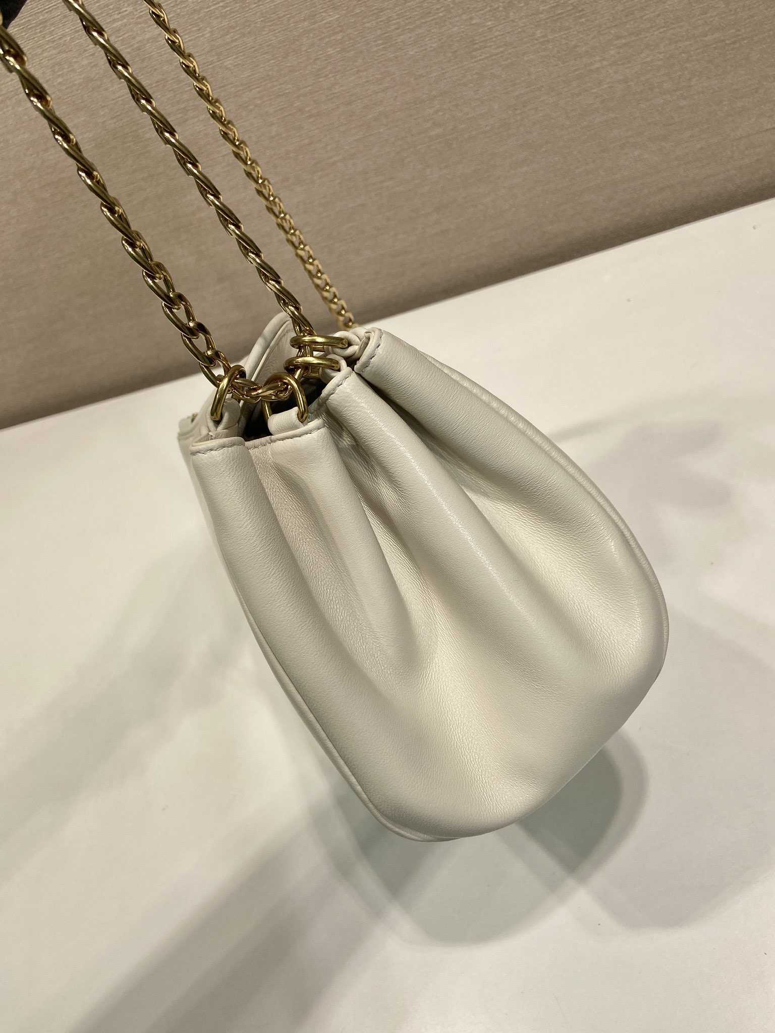 🎉新品🎉1BD395🎉🎉这款Tumulte包袋暗示着一种动感而精致的姿态，一种真实的、nappa皮革设计