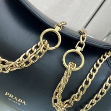 🎉新品🎉1BD395🎉🎉这款Tumulte包袋暗示着一种动感而精致的姿态,一种真实的、nappa皮革设计 🎉新品🎉1BD395🎉🎉这款Tumulte包袋暗示着一种动感而精致的姿态,一种真实的、nappa皮革设计