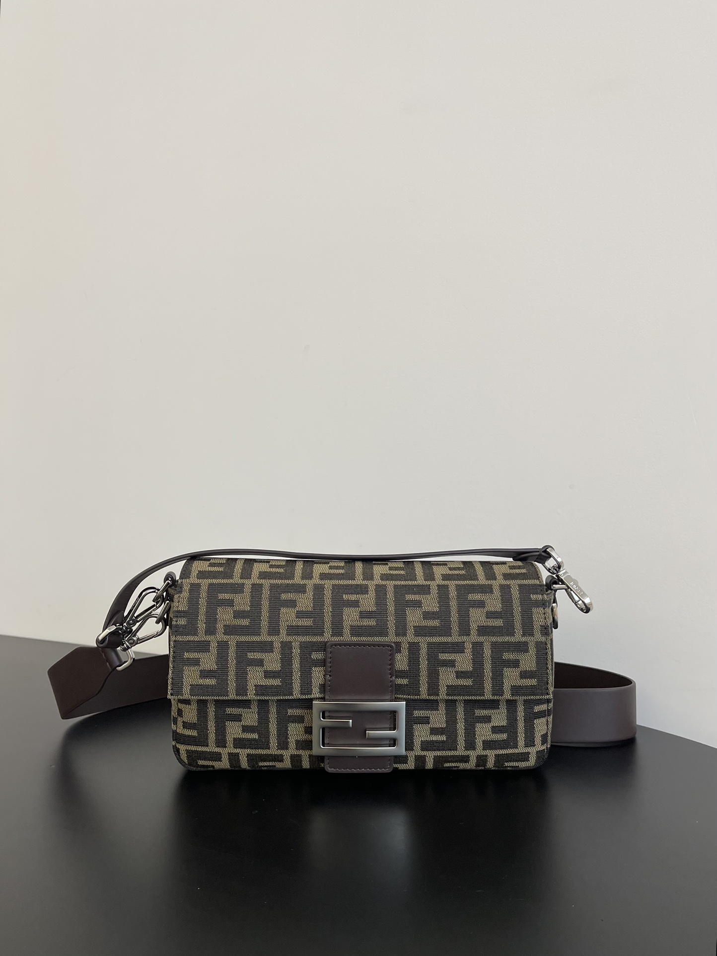 NO:719919,The new 2.0 version of the old flower baguette has a softer bag shape. The double F jacquard is classic and advanced. The newly upgraded full leather long shoulder strap design. The short strap on one shoulder is also easy to handle. Timeless classic aesthetics. Style number 8039. Size: 27x6x15cm, Fendi FENDI, fendi, fendi19860909新版2.0版老花法棍 包型更加柔软 双F提花经典又高级 新升级全皮长肩带设计 单肩短皮带也是轻松拿捏 永不过时的经典美学 款号8039 尺寸:27x6x15cm,芬迪FENDI,fendi,fendi,Bag