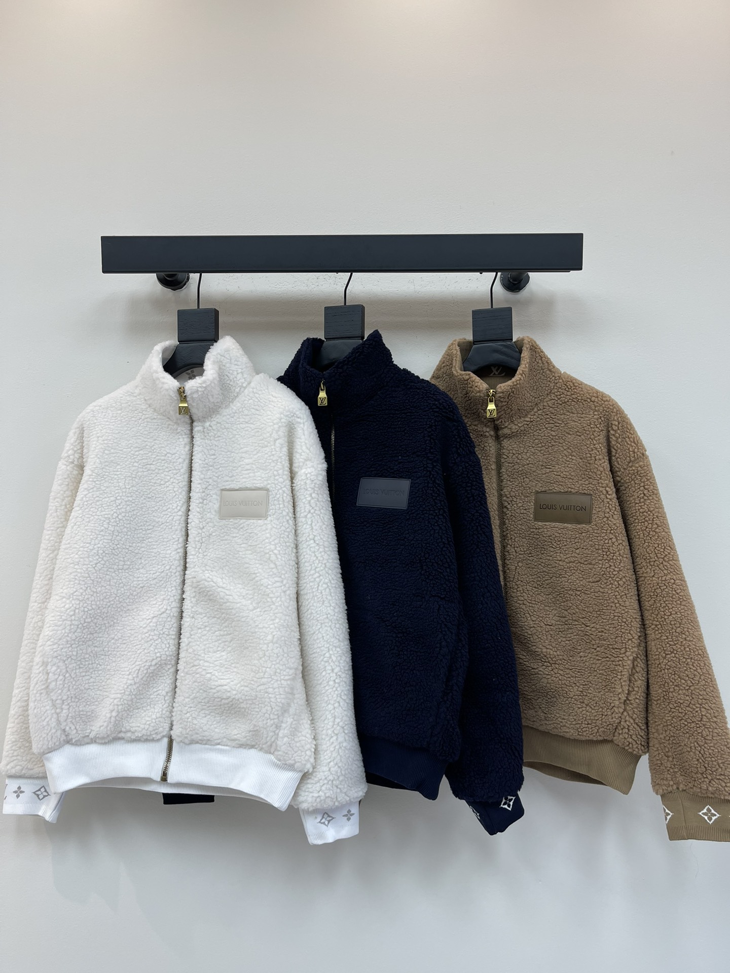 NO:485354,Louis Vuitto*25 autumn and winter new threaded stand-alone collar pellet fleece jacket | Exclusive yb development!  High-end production!  Red Book’s super hot fur coat, retro brown color, excellent eye-catching, custom logo leather brand decoration on the chest, customized contrasting logo thread design, loose and slimming, high-micro Gaoke’s lamb velvet grain texture, super moisturizing and age-reducing, windproof and warmer, strongly recommended to keep your own style!  Stand-up collar design style can be controlled by both men and women!  SML, louis vuitton,jackets & coats,alexander wang19860909Louis Vuitto*25秋冬新款螺纹立领颗粒绒外套丨独家yb开发！高版出品！红书超级超级火爆的毛毛外套 复古咖色颜色 吸睛感超赞 胸前定制的logo皮牌装饰 定制撞色logo螺纹设计 版型宽松显瘦 高密高克的羊羔绒颗粒质感 上身超超保湿又减龄 防风保暖更加温暖 强烈推荐自留款！立领设计风格男女生都可驾驭！SML,,louis vuitton,jackets & coats,alexander wang,Women's clothing