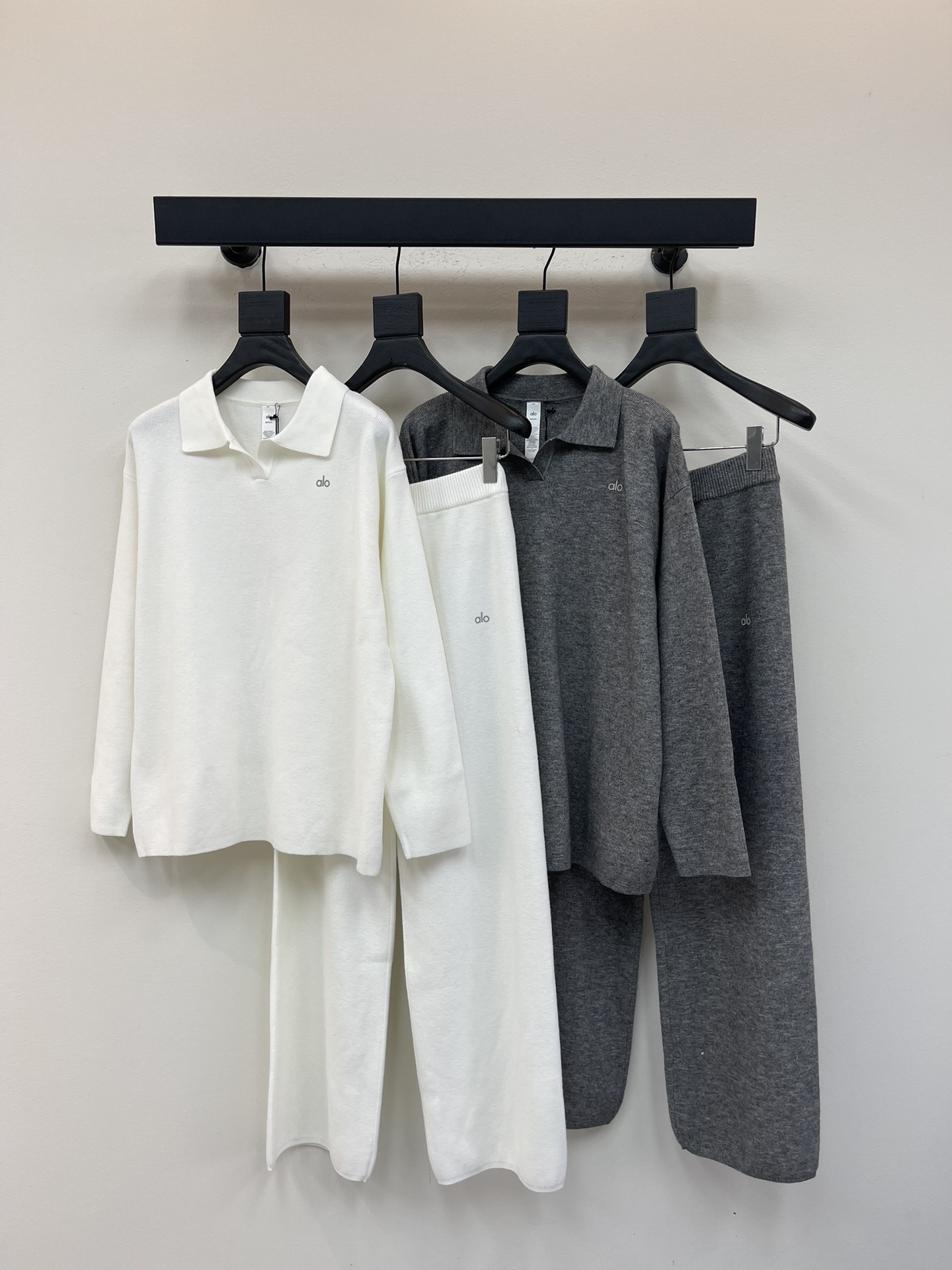 NO:484255,Alo*25 autumn and winter new polo knitted sweatshirt trousers set Customized high-end material Full texture Comfortable and skin-friendly Decorated with iconic letters Loose and lazy style Showing the brand style Exquisite design Showing high-end feel The upper body of the suit is fashionable and stylish Customized surface accessories High-version SML, hoodie, sweatshirts, alexander wang19860909Alo*25秋冬新品polo针织卫衣长裤套装 定制高端材质 质感十足 舒适亲肤 饰以标志性字母烫印宽松慵懒版型 彰显品牌格调 精致的设计 尽显高级感 套装上身时尚有型 定制面辅料 高版本SML,,hoodie,sweatshirts,alexander wang,Women's clothing