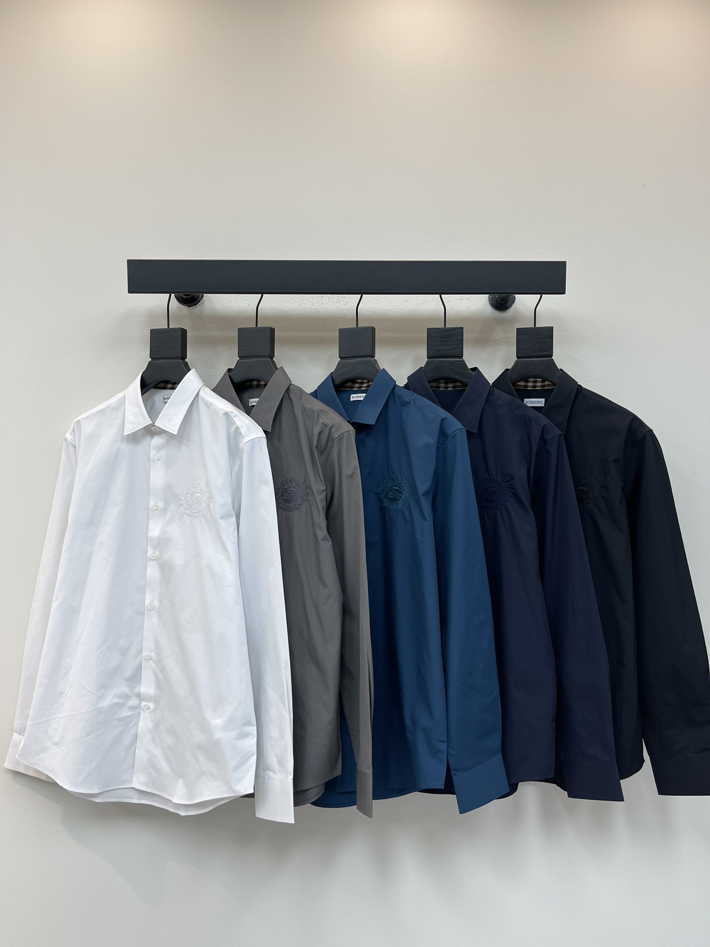 NO:486489,Burberr*25 early autumn new war horse knight shield long-sleeved shirt with elastic cotton poplin, paired with plaid neck cuffs and shell buttons. Each button needs 15 processes to complete, which is very labor-consuming. The cuffs are decorated with retro plaid, 97 cotton, 3 elastic fibers, micro-elastic, and the front chest is decorated with British equestrian knight shield embroidery!  S-XXL, burberry,shirts,alexander wang19860909Burberr*25早秋新款战马骑士盾牌长袖衬衫 弹力棉府绸,搭配格纹领口袖口,贝壳纽扣,每个纽扣需要经过15道工艺才能完成,非常消耗工时,袖口饰有复古格纹,97棉,3弹性纤维,微弹,前胸饰有英伦马术骑士盾牌刺绣！S-XXL,,burberry,shirts,alexander wang,Women's clothing