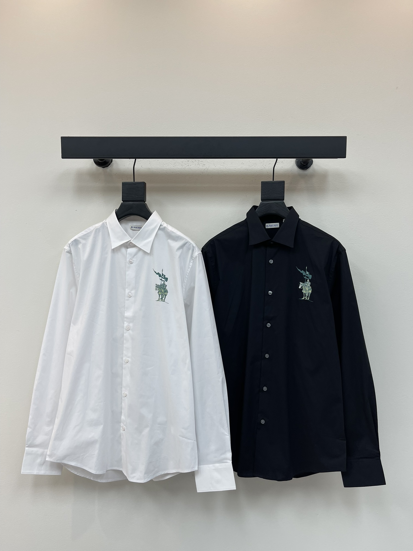 NO:486492,Burberr*25 early autumn new war horse printing long-sleeved shirt. Pure cotton yarn fabric, combed cotton feels very comfortable and skin-friendly. The digital printing technology of war horse logo on the chest is a praise of the brand's tradition. It is simple, generous and easy to match. It is OK for business and leisure. It can be used as a base in autumn and winter, and can be worn alone in summer!  S-XXL, burberry,shirts,alexander wang19860909Burberr*25早秋新款战马印花长袖衬衫.纯棉纱线面料,精梳棉手感非常舒服,穿着亲肤.胸前战马logo数码印花工艺,对品牌传统的赞颂之作,简约大方好搭配,商务休闲都OK,秋冬可作打底,夏天可单穿！S-XXL,,burberry,shirts,alexander wang,Women's clothing