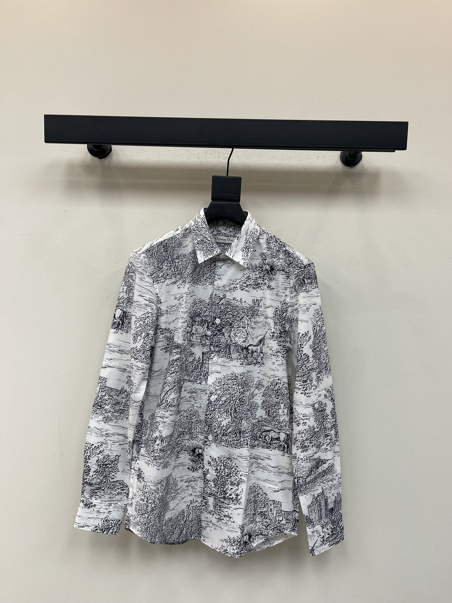 NO:486496,Dio*25 early autumn new Juyi animal jungle print long-sleeved shirt, presenting Scottish folklore with classic animals, historical symbols and castles, capturing the essence of the inspiration of this series. It is carefully crafted with white cotton fabric, and the D-home shirt adopts a low-key and versatile printing design, which does not look so monotonous and rigid. The upper body silently exudes a simple and big-name temperament. It is a super temperamental style that can not only be worn in the workplace, but also suitable for attending events or important occasions. A must-have for summer goddess S-XXL,,dior,dior,shirts,alexander wang19860909Dio*25早秋新款茹伊动物丛林印花图案长袖衬衫,以经典动物、历史符号和城堡呈现苏格兰民间传说,捕捉本系列灵感的精髓.采用白色棉质面料精心制作,D家衬衫采用低调百搭的印花设计,不会显得那么单调死板,上身默默散发着简单而又大牌的气质,超显气质的一款,不仅可以在职场中去穿,出席活动或者重要场合也很合适,夏日女神必备 S-XXL,,dior,dior,shirts,alexander wang,Women's clothing