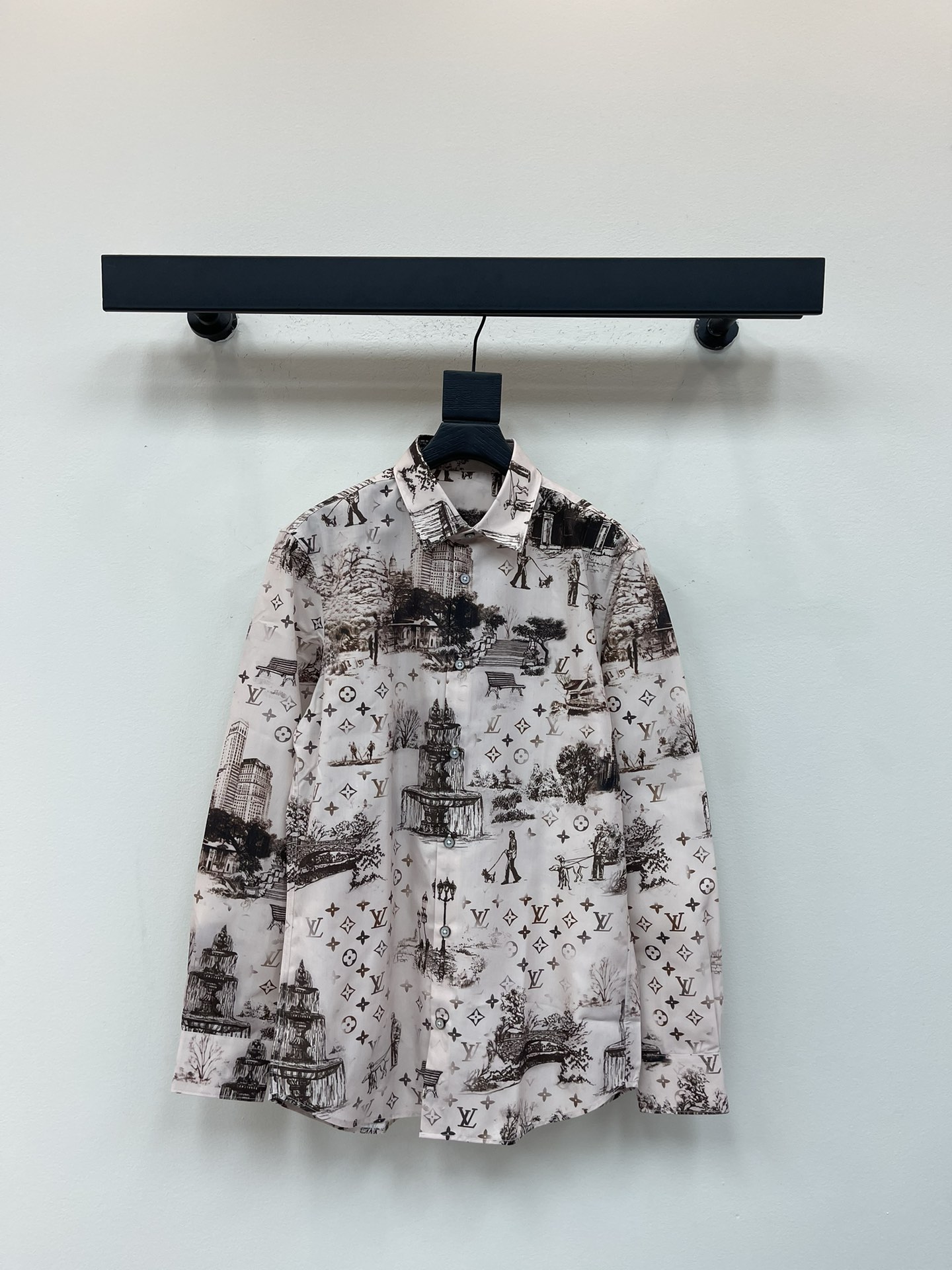 NO:486469,Louis Vuitto*25 early autumn new champagne color presbyterian long-sleeved shirt depicts the full Monogram City Walk pattern with delicate brushstrokes, integrating Monogram elements into the urban dog walking scene, renovating the traditional French Juyi prints while revealing the season's inspiration. Twill mulberry silk exudes a gorgeous texture, which can inject romantic style into the exquisite shape. It is unique and unique, and it looks childlike. It has a very beautiful color scheme and a standard style!  S-XXL, louis vuitton,shirts,alexander wang19860909Louis Vuitto*25早秋新款香槟色老花长袖衬衫,以细腻笔触描绘全幅 Monogram City Walk 图案,将 Monogram 元素灵动融入都市遛狗场景,焕新法国传统茹伊印花的同时道出当季灵感.斜纹桑蚕丝流露华美质感,可为考究造型注入浪漫风情.别致有特色,又显得童趣感SHI足,很漂亮的配色,标准版型！S-XXL,,louis vuitton,shirts,alexander wang,Women's clothing