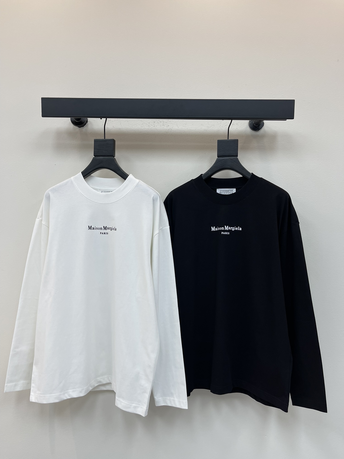 NO:486483,MM6 Maison Margiela*25 early autumn new printed round neck long-sleeved T-shirt. Maison Margiela has always insisted on breaking through tradition. This playful pattern of 100% cotton long-sleeved T breaks the dullness of daily life. Digital patterns are printed on the front and back to show nostalgia and accidentality, and highlights the brand's personality. Loose style, the same style as men and women!  S-XL,masion margiela,masion margiela,tees,t-shirt,alexander wang19860909MM6马吉拉*25早秋新款印花圆领长袖T恤.Maison Margiela 一直坚持突破传统,这款百分百棉质长袖T的俏皮图案打破了日常生活的沉闷.前后印有数字图案,展现怀旧风情与偶然性,彰显品牌个性.宽松版型,男女同款！S-XL,,masion margiela,masion margiela,tees，t-shirt,alexander wang,Women's clothing